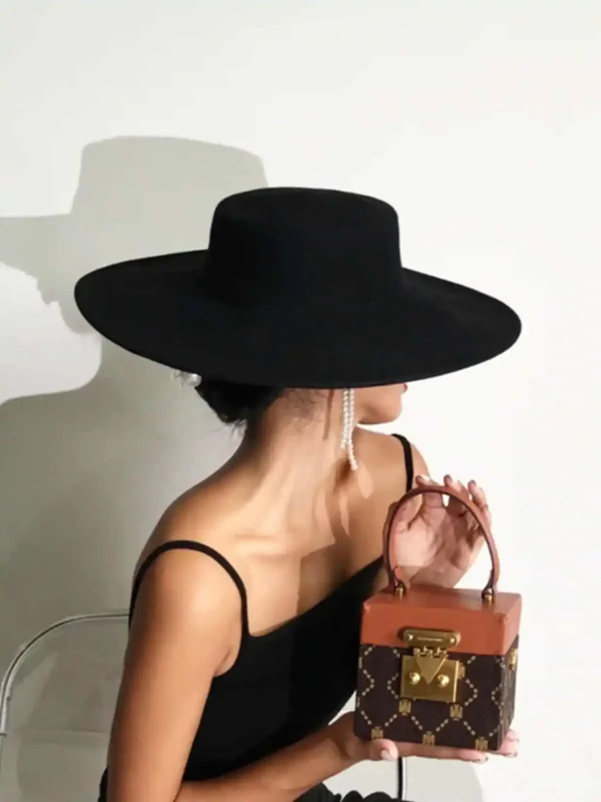 Chapeau Plat Élégant