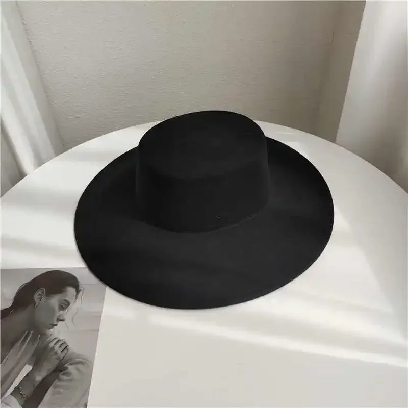 Chapeau Plat Élégant