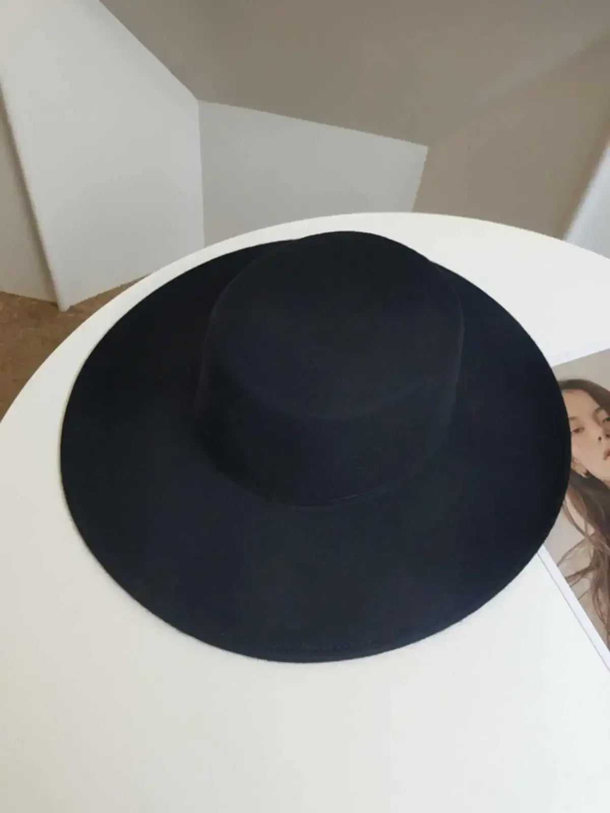 Chapeau Plat Élégant